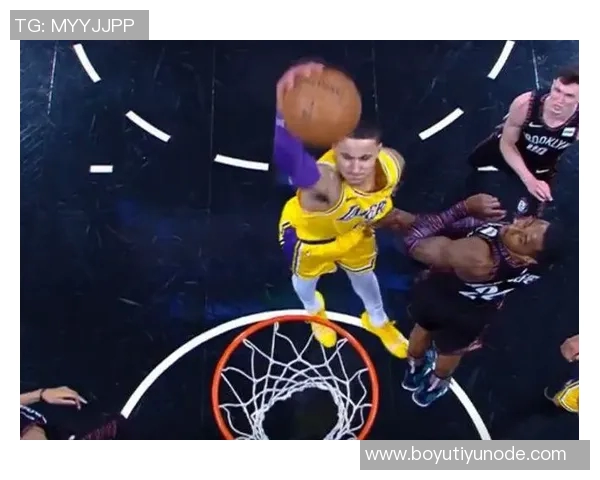 怀特首节火力全开半场贡献18分3板3助表现抢眼状态火热