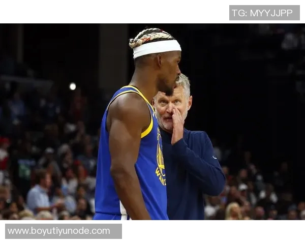 库里虽因伤缺阵但热情与小球迷互动合影展现亲和力 库里虽因伤缺阵但热情与小球迷互动合影展现亲和力