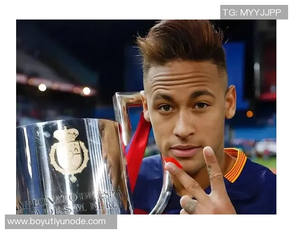 内马尔向里瓦尔多赠送签名球衣并晒合影表达对偶像的敬意